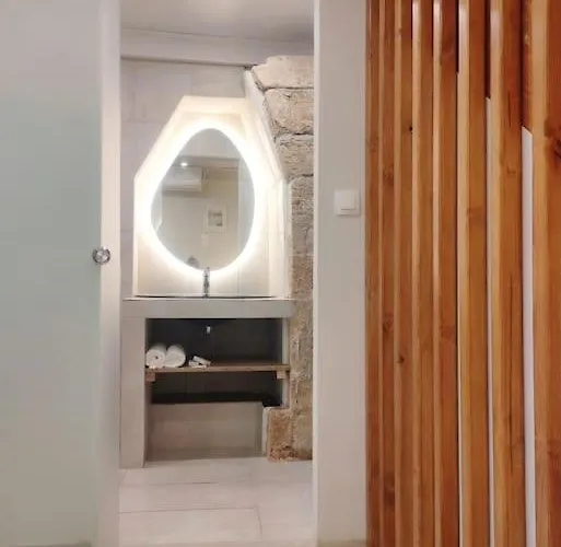 Giorgos & Chara In The Old Port 하니아